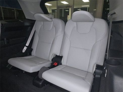 Used 2023 Volvo XC90 B6 Plus image 24
