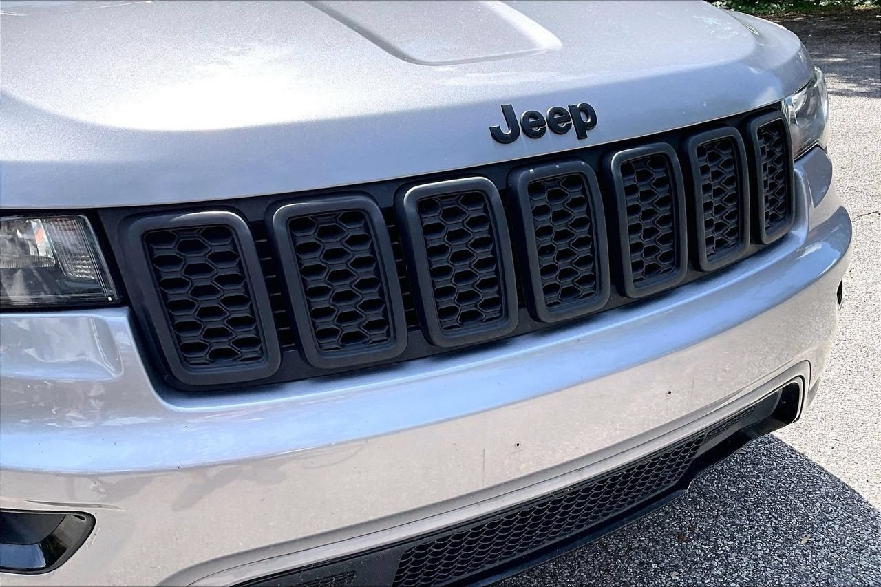 Used 2019 Jeep Grand Cherokee Altitude AWD/4WD image 32