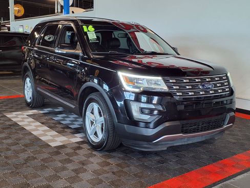 Used 2016 Ford Explorer XLT w/ Equipment Group 202A AWD/4WD image 2