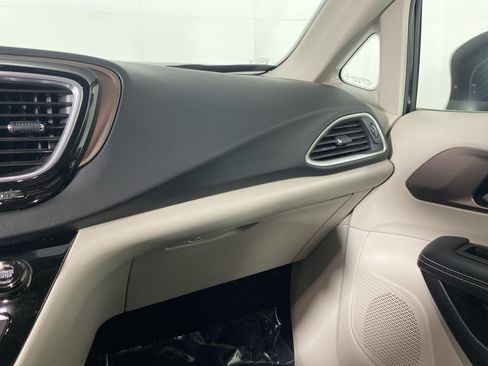 Used 2023 Chrysler Voyager LX FWD image 27