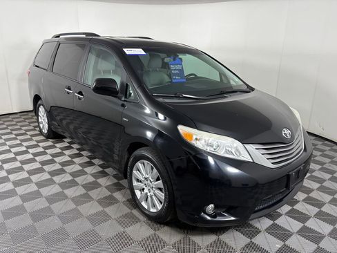 Used 2017 Toyota Sienna AWD image 1