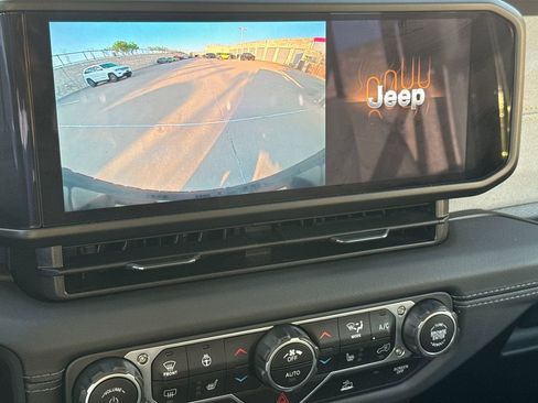 Used 2025 Jeep Wrangler Unlimited Sahara image 23