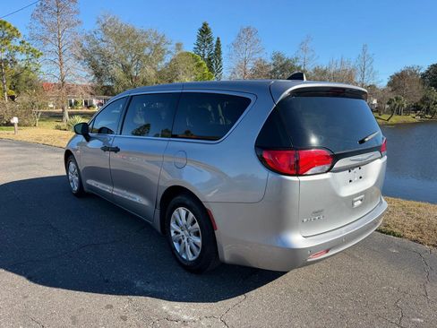 Used 2018 Chrysler Pacifica L image 7