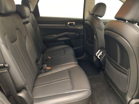 Used 2023 Kia Sorento S image 19