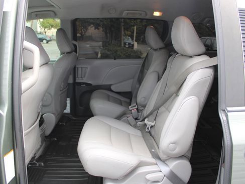 Used 2020 Toyota Sienna XLE w/ XLE Navigation Package image 34