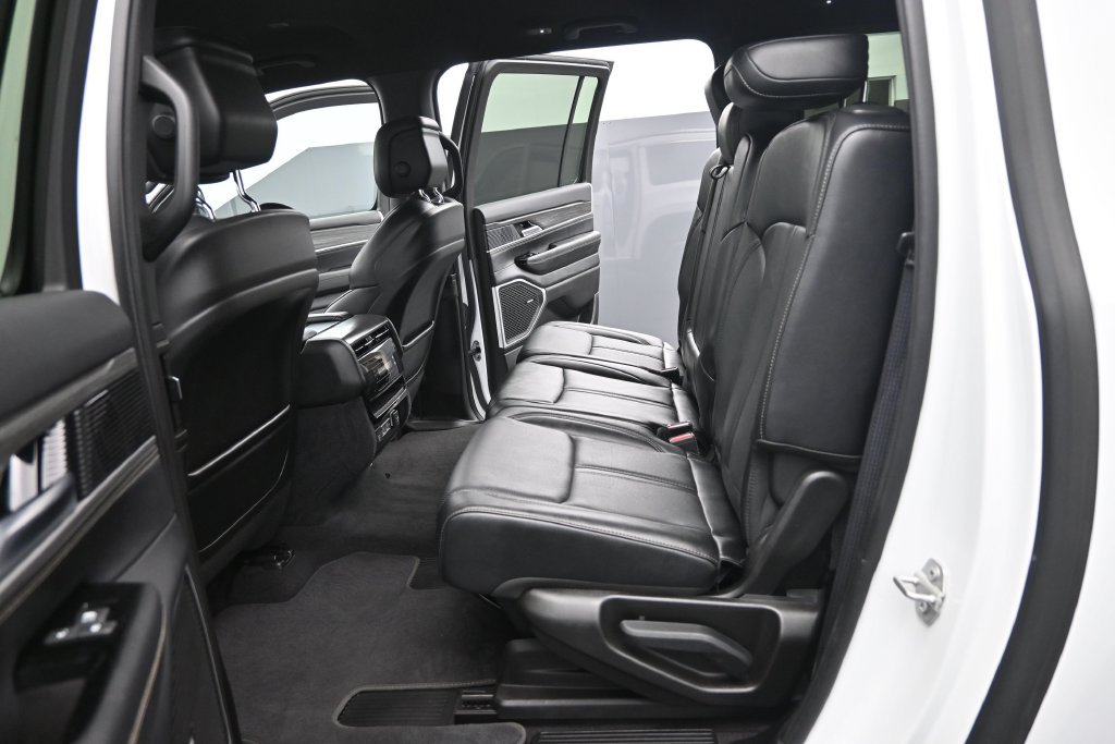 Used 2024 Jeep Wagoneer L Series II AWD/4WD image 15