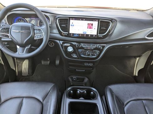 Used 2025 Chrysler Pacifica Select image 24