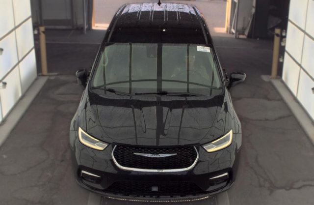 Used 2023 Chrysler Pacifica Touring-L FWD image 2