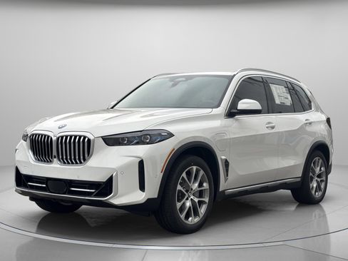 New 2026 BMW X5 xDrive50e w/ Premium Package AWD/4WD image 2