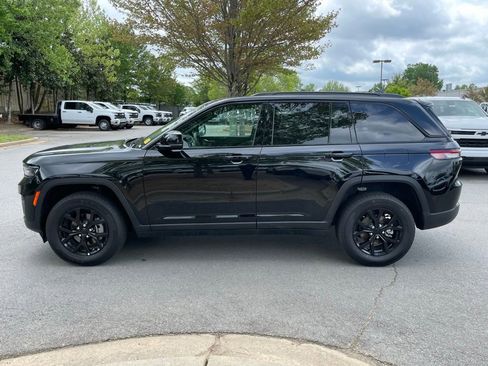 Used 2025 Jeep Grand Cherokee Altitude RWD image 4