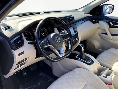 Used 2017 Nissan Rogue Sport SV w/ SV Premium Package image 12