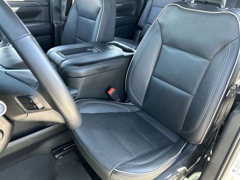 Used 2022 GMC Yukon XL SLT w/ SLT Luxury Package image 19