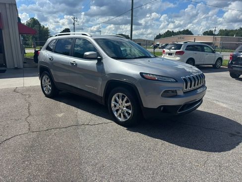 Used 2017 Jeep Cherokee Limited AWD/4WD image 3