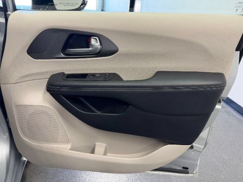 Used 2024 Chrysler Pacifica Limited FWD image 33