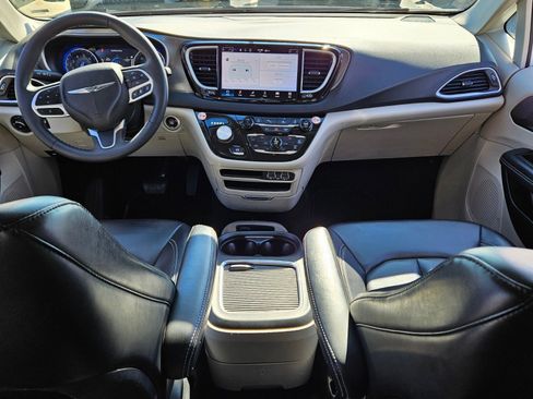 Used 2023 Chrysler Pacifica Touring-L FWD image 8