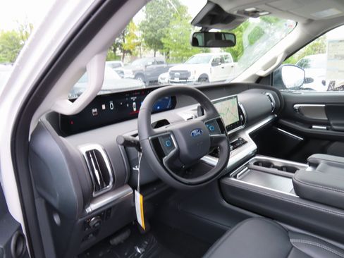 New 2025 Ford Expedition Platinum w/ Driver's Package image 9