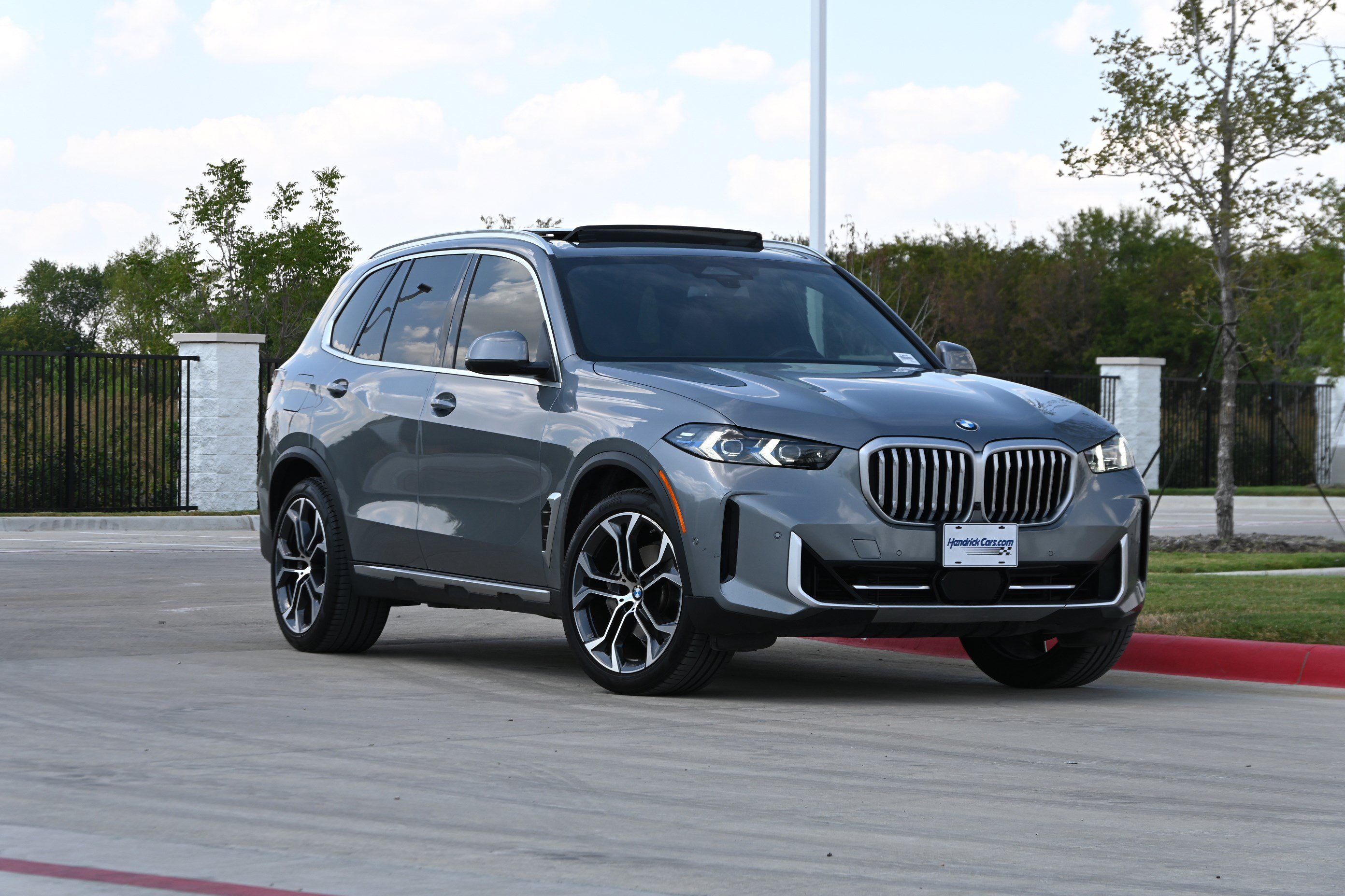 Certified 2025 BMW X5 sDrive40i w/ Parking Assistance Package RWD image 2
