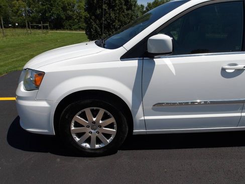 Used 2015 Chrysler Town & Country Touring FWD image 32