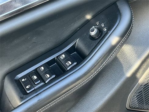 Used 2023 Jeep Grand Cherokee Laredo image 16