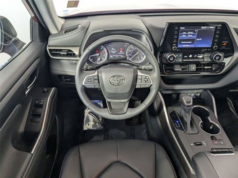 Used 2022 Toyota Highlander XLE image 41