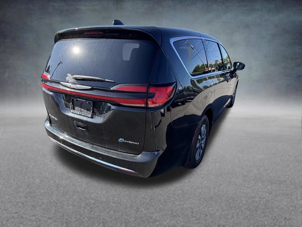 Used 2023 Chrysler Pacifica Touring-L FWD image 5