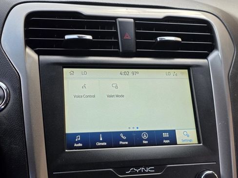 Used 2020 Ford Fusion SE FWD image 18