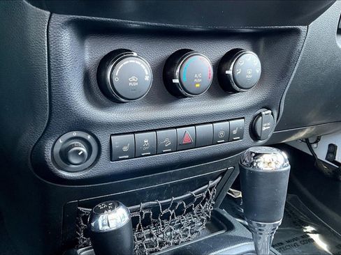 Used 2016 Jeep Wrangler Unlimited Sahara AWD/4WD image 13