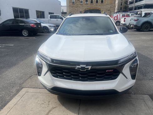 Certified 2024 Chevrolet Trax RS FWD image 2