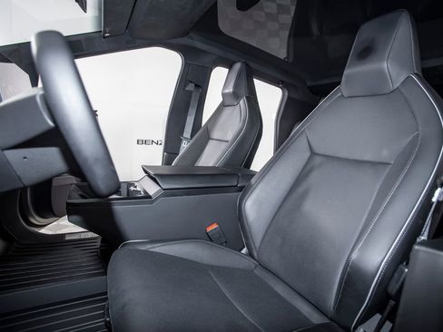 Used 2024 Tesla Cybertruck AWD Crew Cab image 11