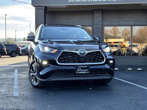 Used 2023 Toyota Highlander XLE image 3