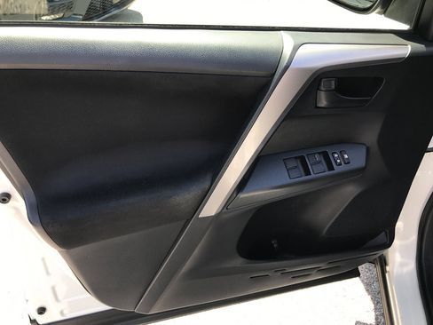 Used 2016 Toyota RAV4 LE AWD/4WD image 12