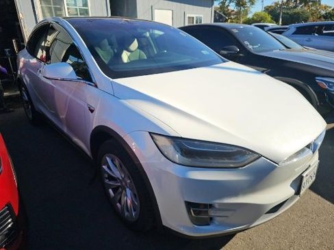 Used 2017 Tesla Model X 75D image 3