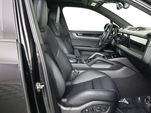 Certified 2025 Porsche Cayenne GTS AWD/4WD image 31