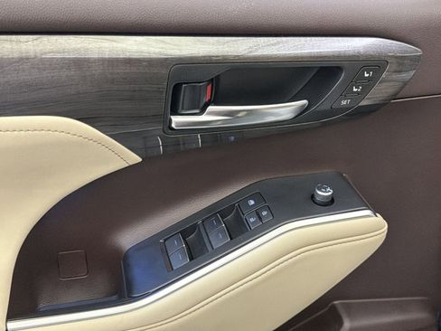 Used 2021 Toyota Highlander Limited FWD image 16