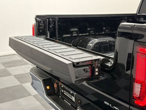 Used 2025 GMC Sierra 1500 SLT AWD/4WD image 8