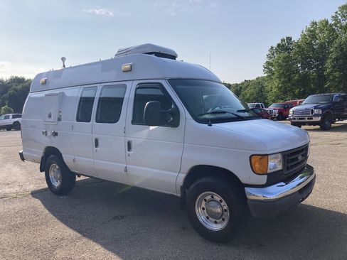 Used 2005 Ford E-350 and Econoline 350 Extended Super Duty RWD image 4