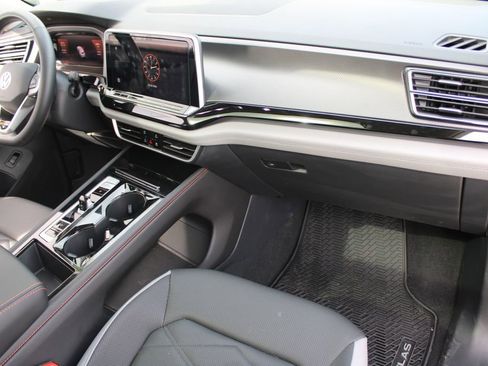 Certified 2025 Volkswagen Atlas Peak Edition SE AWD/4WD image 29