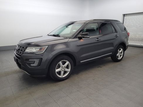 Used 2017 Ford Explorer XLT image 2