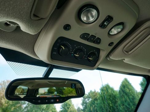 Used 2005 GMC Yukon XL 2500 SLT w/ SLT Preferred Equipment Group image 24