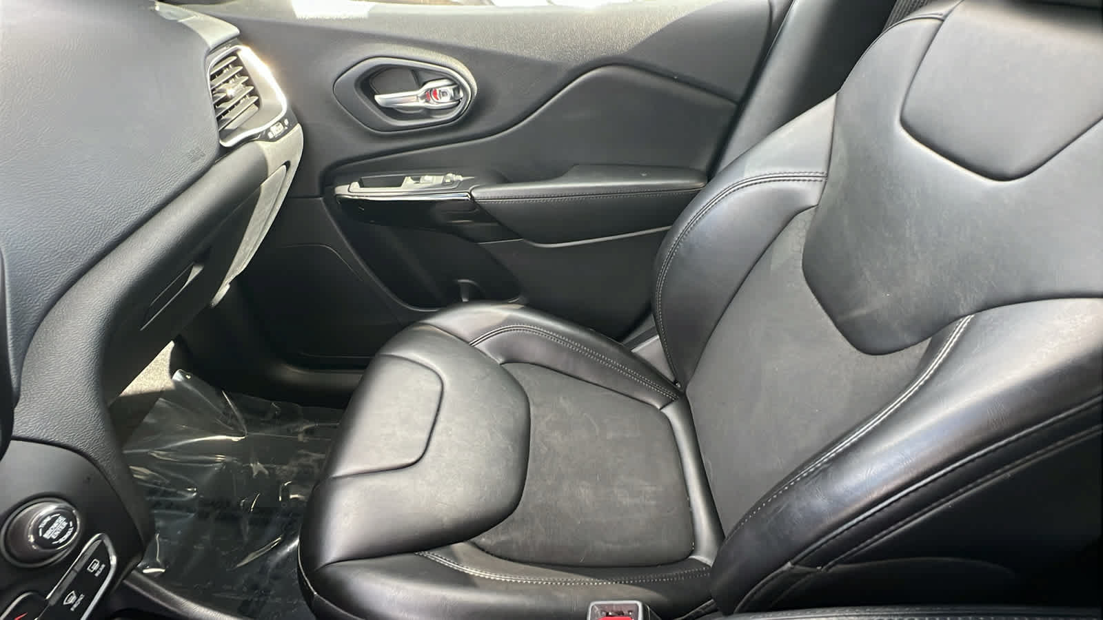 Used 2020 Jeep Cherokee Latitude Plus AWD/4WD image 12