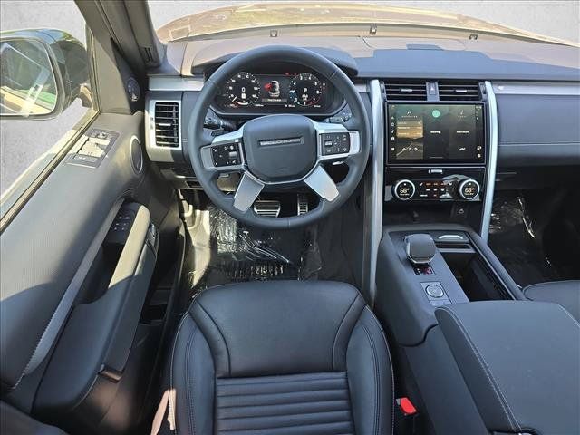 Used 2025 Land Rover Discovery Dynamic SE AWD/4WD image 16