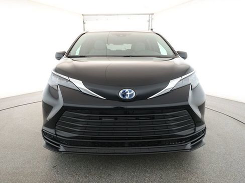 Used 2025 Toyota Sienna LE image 2