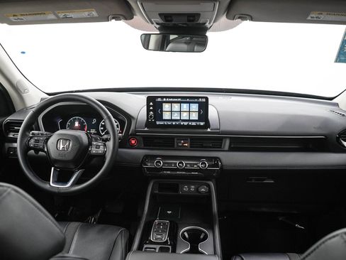 Used 2025 Honda Pilot Touring image 13