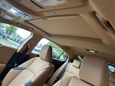Used 2025 Lexus ES 350 w/ Premium Package FWD image 13