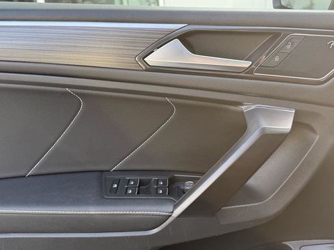 Used 2021 Volkswagen Tiguan SE w/ Panoramic Sunroof Package AWD/4WD image 7