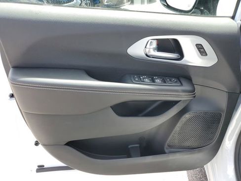 New 2026 Chrysler Pacifica Limited image 15