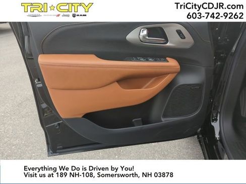 New 2026 Chrysler Pacifica Pinnacle image 10