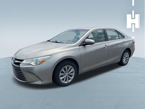 Used 2017 Toyota Camry LE FWD image 3