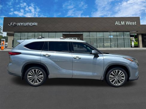 Used 2021 Toyota Highlander Platinum AWD/4WD image 4