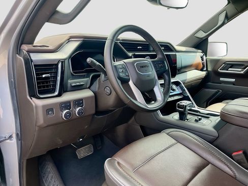 Used 2025 GMC Sierra 1500 Denali w/ Technology Package AWD/4WD image 9